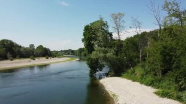 İtalya, Pavia ve Drone Ticino Nehri 'ni az suyla, ilkbaharda kuraklıkla görüyorlar. İklim değişikliği ısınması ve kırsal bölgelerin sulanması için su sorunları. Kuru bir kum adası nehirden çıkar.