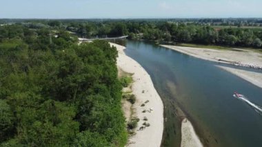 İtalya, Pavia ve Drone Ticino Nehri 'ni az suyla, ilkbaharda kuraklıkla görüyorlar. İklim değişikliği ısınması ve kırsal bölgelerin sulanması için su sorunları. Kuru bir kum adası nehirden çıkar.
