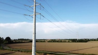 Yüksek voltajlı elektriğin geçirilmesi için yeni bir ışık pilonunun insansız hava aracından görüş - küresel ısınma nedeniyle elektrik enerjisi ve yeşil devrim ve iklim değişikliğinin maliyetinde artış