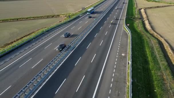 Taşra Manzarası Trafik Otobanında Yüksek Voltajlı Elektriğin Geçişi Için Yeni — Stok video