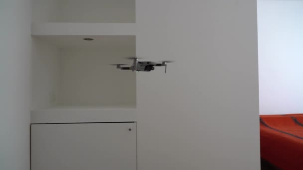 Menggunakan Dan Terbang Dengan Drone Dalam Apartemen Baru Saja Selesai — Stok Video