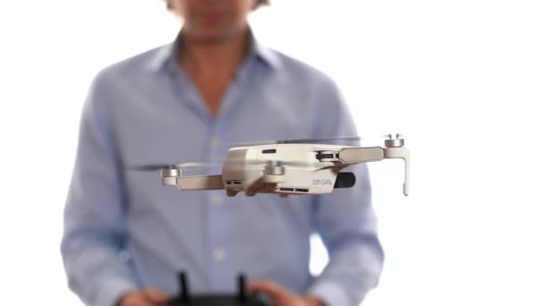 Hombre Utiliza Dron Para Encuestas Mediciones Para Crear Modelo Realidad — Vídeo de stock