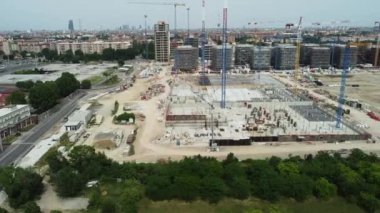 Sei Milano 'nun insansız hava aracı görüntüsü, Bisceglie metrosu yakınlarındaki batı banliyölerindeki yeni GARDEN şehri. Kentsel yenilenme projesi ve yeşil devrim - yeni gökdelenler ve gökdelenler için inşaat alanı