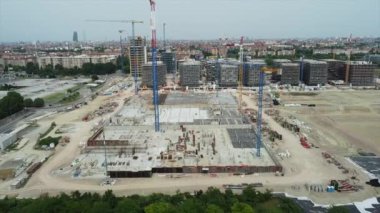 Sei Milano 'nun insansız hava aracı görüntüsü, Bisceglie metrosu yakınlarındaki batı banliyölerindeki yeni GARDEN şehri. Kentsel yenilenme projesi ve yeşil devrim - yeni gökdelenler ve gökdelenler için inşaat alanı