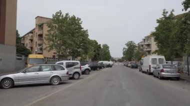 Avrupa, İtalya, Milano, Mayıs 2022 - Kentin dış mahallelerindeki Giambellino ve Lorenteggio ilçesi - Piazza Tiran ve Via Segneri 'de yıkılacak kamu konutları - kentsel yeniden yapılanma ve yeşil devrim
