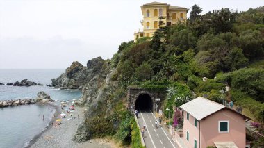 İtalya, Liguria, Levanto Bonassola Framura bisiklet yolunun insansız hava görüntüsü - deniz kıyısındaki eski galeri tünelleri - Cinque Terre 'de turistik ilgi
