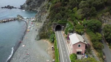 İtalya, Liguria, Levanto Bonassola Framura bisiklet yolunun insansız hava görüntüsü - deniz kıyısındaki eski galeri tünelleri - Cinque Terre 'de turistik ilgi