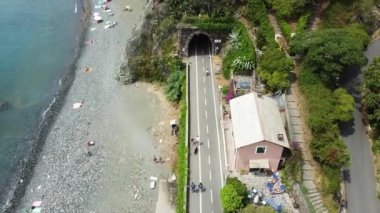 İtalya, Liguria, Levanto Bonassola Framura bisiklet yolunun insansız hava görüntüsü - deniz kıyısındaki eski galeri tünelleri - Cinque Terre 'de turistik ilgi