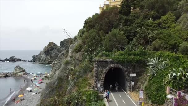 Itálie Letecké Záběry Pěší Chůze Cyklostezka Procházející Starobylým Železničním Tunelem — Stock video
