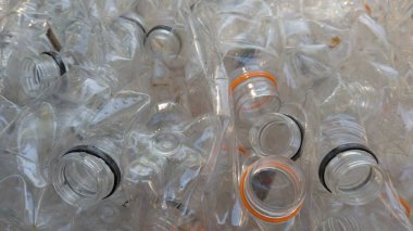 Denizde toplanan ve geri dönüşüm için toplanan plastik şişeler - okyanuslardaki plastik ada - iklim değişikliği ve insan kaynaklı çevre kirliliği - yeşil devrim ve gezegeni kurtarmak