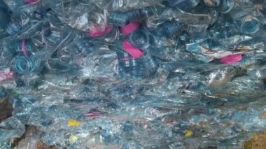 Denizde toplanan ve geri dönüşüm için toplanan plastik şişeler - okyanuslardaki plastik ada - iklim değişikliği ve insan kaynaklı çevre kirliliği - yeşil devrim ve gezegeni kurtarmak