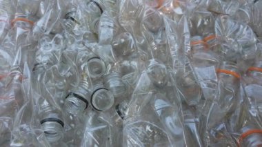 Denizde toplanan ve geri dönüşüm için toplanan plastik şişeler - okyanuslardaki plastik ada - iklim değişikliği ve insan kaynaklı çevre kirliliği - yeşil devrim ve gezegeni kurtarmak