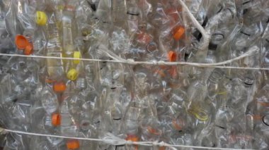 Denizde toplanan ve geri dönüşüm için toplanan plastik şişeler - okyanuslardaki plastik ada - iklim değişikliği ve insan kaynaklı çevre kirliliği - yeşil devrim ve gezegeni kurtarmak