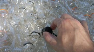 Denizde toplanan ve geri dönüşüm için toplanan plastik şişeler - okyanuslardaki plastik ada - iklim değişikliği ve insan kaynaklı çevre kirliliği - yeşil devrim ve gezegeni kurtarmak