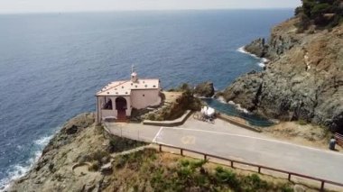 Avrupa, İtalya, Ligurya, Bonassola - Madonnina Della Punta 'nın insansız hava görüntüleri Cinque Terre doğal parkı yakınlarındaki Akdeniz' e bakan küçük pembe bir Katolik kilise manastırı