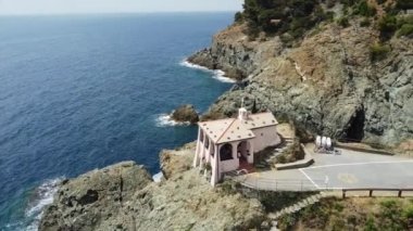Avrupa, İtalya, Ligurya, Bonassola - Madonnina Della Punta 'nın insansız hava görüntüleri Cinque Terre doğal parkı yakınlarındaki Akdeniz' e bakan küçük pembe bir Katolik kilise manastırı