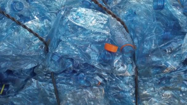 Plastikowe Butelki Zebrane Morzu Ułożone Stosy Recyklingu Plastikowa Wyspa Oceanach — Wideo stockowe