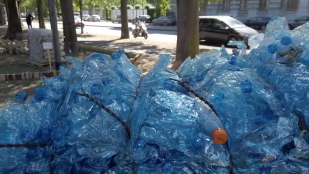 Plastikowe Butelki Zebrane Morzu Ułożone Stosy Recyklingu Plastikowa Wyspa Oceanach — Wideo stockowe