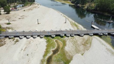 Kuraklık ve kuraklık problemleri var. Neredeyse susuz Po nehrinde, iklim değişikliği ve küresel ısınma, Ponte Delle chiatte Bereguardo Lombardy 'deki insansız hava aracı görüşü.