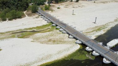 Kuraklık ve kuraklık problemleri var. Neredeyse susuz Po nehrinde, iklim değişikliği ve küresel ısınma, Ponte Delle chiatte Bereguardo Lombardy 'deki insansız hava aracı görüşü.