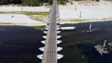 Kuraklık ve kuraklık problemleri var. Neredeyse susuz Po nehrinde, iklim değişikliği ve küresel ısınma, Ponte Delle chiatte Bereguardo Lombardy 'deki insansız hava aracı görüşü.