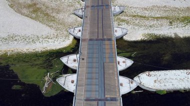 Kuraklık ve kuraklık problemleri var. Neredeyse susuz Po nehrinde, iklim değişikliği ve küresel ısınma, Ponte Delle chiatte Bereguardo Lombardy 'deki insansız hava aracı görüşü.