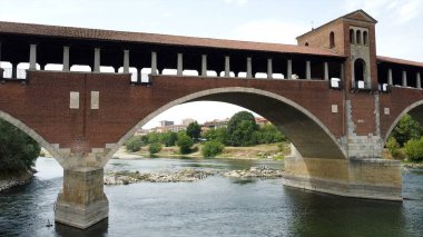 Kuraklık ve kuraklık problemleri var. Neredeyse susuz Po nehrinde, iklim değişikliği ve küresel ısınma, Pavia Lombardy, Ticino 'daki Ponte Koperto' da insansız hava aracı görüşü.
