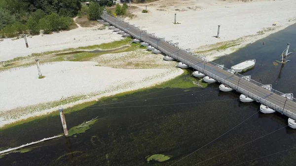 Kuraklık ve kuraklık problemleri var. Neredeyse susuz Po nehrinde, iklim değişikliği ve küresel ısınma, Ponte Delle chiatte Bereguardo Lombardy 'deki insansız hava aracı görüşü.