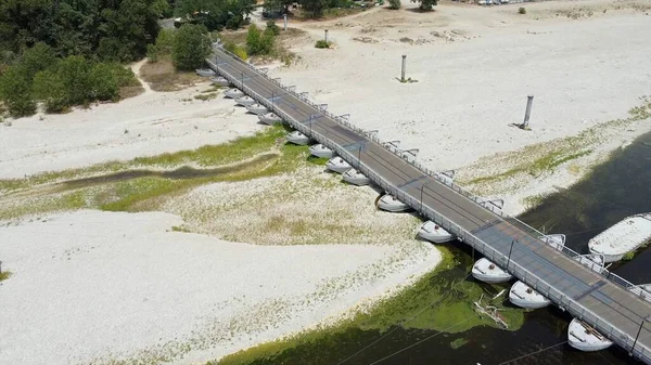 Kuraklık ve kuraklık problemleri var. Neredeyse susuz Po nehrinde, iklim değişikliği ve küresel ısınma, Ponte Delle chiatte Bereguardo Lombardy 'deki insansız hava aracı görüşü.