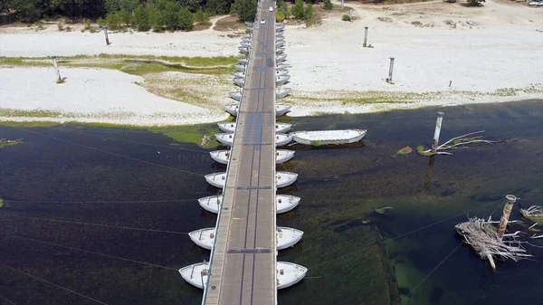 Kuraklık ve kuraklık problemleri var. Neredeyse susuz Po nehrinde, iklim değişikliği ve küresel ısınma, Ponte Delle chiatte Bereguardo Lombardy 'deki insansız hava aracı görüşü.
