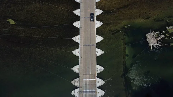 Kuraklık ve kuraklık problemleri var. Neredeyse susuz Po nehrinde, iklim değişikliği ve küresel ısınma, Ponte Delle chiatte Bereguardo Lombardy 'deki insansız hava aracı görüşü.