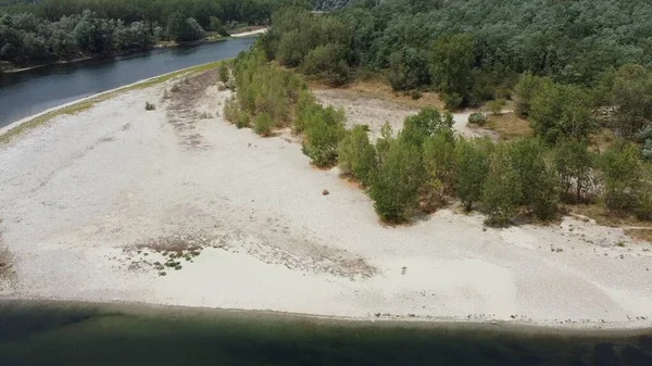 Kuraklık ve kuraklık sorunları var. Neredeyse susuz kalmış Po nehrinde, büyük miktarda kum ve su yok. İklim değişikliği ve küresel ısınma, Pavia Lombardy yakınlarındaki Ticino nehri insansız hava aracı manzarası.