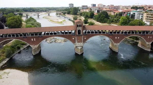 Kuraklık ve kuraklık problemleri var. Neredeyse susuz Po nehrinde, iklim değişikliği ve küresel ısınma, Pavia Lombardy, Ticino 'daki Ponte Koperto' da insansız hava aracı görüşü.
