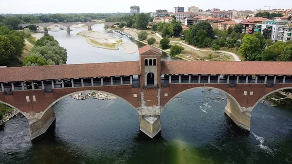 Kuraklık ve kuraklık problemleri var. Neredeyse susuz Po nehrinde, iklim değişikliği ve küresel ısınma, Pavia Lombardy, Ticino 'daki Ponte Koperto' da insansız hava aracı görüşü.