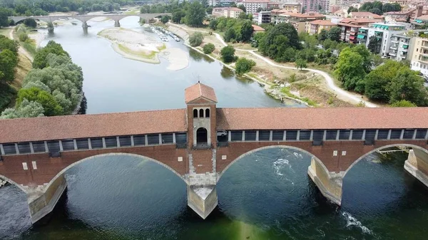 Kuraklık ve kuraklık problemleri var. Neredeyse susuz Po nehrinde, iklim değişikliği ve küresel ısınma, Pavia Lombardy, Ticino 'daki Ponte Koperto' da insansız hava aracı görüşü.