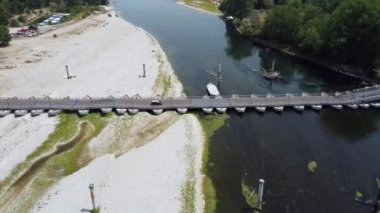 Kuraklık ve kuraklık problemleri büyük miktarda kum ve su olmayan Po nehrinde - iklim değişikliği ve küresel ısınma, Ponte Delle chiatte Bereguardo Lombardy 'deki İHA görüntüleri