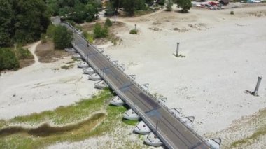 Kuraklık ve kuraklık problemleri büyük miktarda kum ve su olmayan Po nehrinde - iklim değişikliği ve küresel ısınma, Ponte Delle chiatte Bereguardo Lombardy 'deki İHA görüntüleri