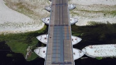 Kuraklık ve kuraklık problemleri büyük miktarda kum ve su olmayan Po nehrinde - iklim değişikliği ve küresel ısınma, Ponte Delle chiatte Bereguardo Lombardy 'deki İHA görüntüleri