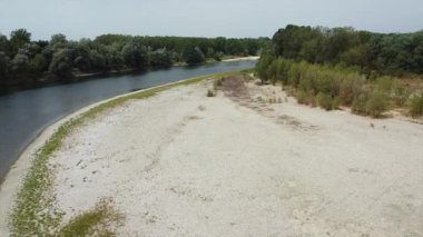 Neredeyse susuz Po nehrinde iklim değişikliği ve küresel ısınma, Pavia Lombardy yakınlarındaki Ticino nehrinin insansız hava aracı görüntüleri,