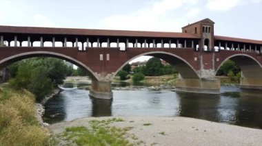 Kuraklık ve kuraklık problemleri büyük miktarda kum ve su olmayan Po nehrinde - iklim değişikliği ve küresel ısınma, Pavia Lombardy, Ticino 'daki Ponte Koperto' da insansız hava aracı görüntüleri