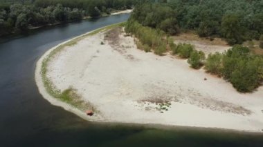 Neredeyse susuz Po nehrinde iklim değişikliği ve küresel ısınma, Pavia Lombardy yakınlarındaki Ticino nehrinin insansız hava aracı görüntüleri,