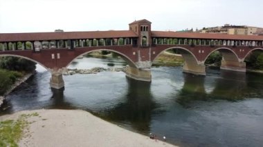 Kuraklık ve kuraklık problemleri büyük miktarda kum ve su olmayan Po nehrinde - iklim değişikliği ve küresel ısınma, Pavia Lombardy, Ticino 'daki Ponte Koperto' da insansız hava aracı görüntüleri