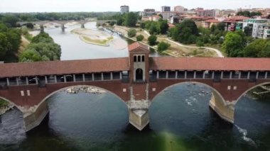 Kuraklık ve kuraklık problemleri büyük miktarda kum ve su olmayan Po nehrinde - iklim değişikliği ve küresel ısınma, Pavia Lombardy, Ticino 'daki Ponte Koperto' da insansız hava aracı görüntüleri