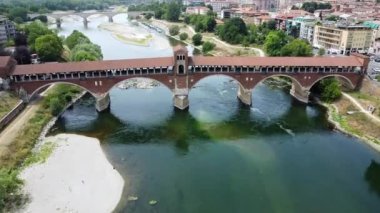 Kuraklık ve kuraklık problemleri büyük miktarda kum ve su olmayan Po nehrinde - iklim değişikliği ve küresel ısınma, Pavia Lombardy, Ticino 'daki Ponte Koperto' da insansız hava aracı görüntüleri