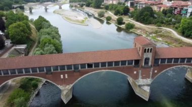 Kuraklık ve kuraklık problemleri büyük miktarda kum ve su olmayan Po nehrinde - iklim değişikliği ve küresel ısınma, Pavia Lombardy, Ticino 'daki Ponte Koperto' da insansız hava aracı görüntüleri