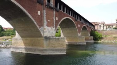Kuraklık ve kuraklık problemleri büyük miktarda kum ve su olmayan Po nehrinde - iklim değişikliği ve küresel ısınma, Pavia Lombardy, Ticino 'daki Ponte Koperto' da insansız hava aracı görüntüleri
