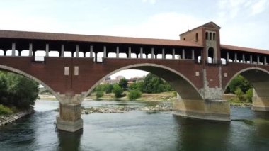 Kuraklık ve kuraklık problemleri büyük miktarda kum ve su olmayan Po nehrinde - iklim değişikliği ve küresel ısınma, Pavia Lombardy, Ticino 'daki Ponte Koperto' da insansız hava aracı görüntüleri