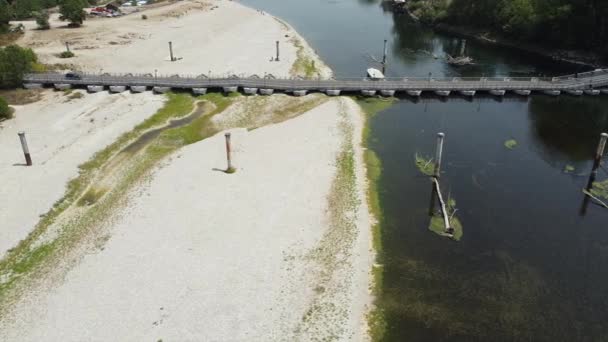 砂と水のない大規模な拡大とほぼ水のないポー川の干ばつと乾燥の問題 気候変動と地球温暖化 ポンテ キアテ ベレグルド ロンバルディアのドローン映像 — ストック動画