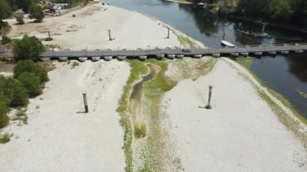 大片大片沙地几乎没有水的波河的干旱和干旱问题 气候变化和全球变暖 贝瑞瓜多 伦巴第角的无人机镜头 — 图库视频影像