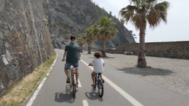 İtalya, Liguria, Haziran 2022 - Levanto Bonassola Framura bisiklet yolu - deniz kenarındaki eski galeri tünelleri - Cinque Terre 'de turistlerin uğrak yeri